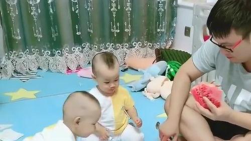 三个小孩吃瓜,夏日里的欢乐食趣