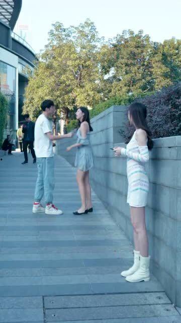 情侣吵架吃瓜被打,意外被打成“瓜农”