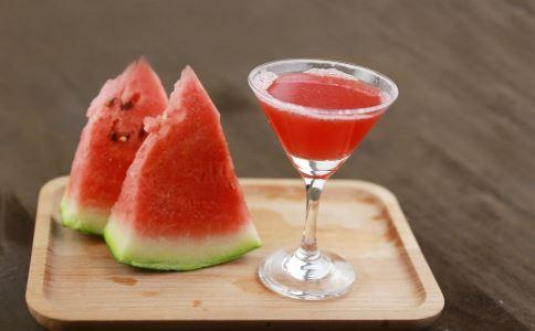 宿舍男寝吃瓜,瓜田里的欢乐时光