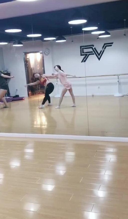 学校跳舞吃瓜视频